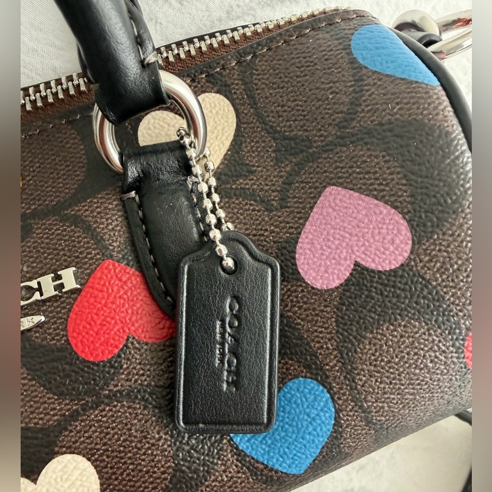 đź‘‘âś…PRICE FIRMâś…COACH Multicolor Heart Print Barrell Crossbody Bag. NWOT - Picture 11 of 17